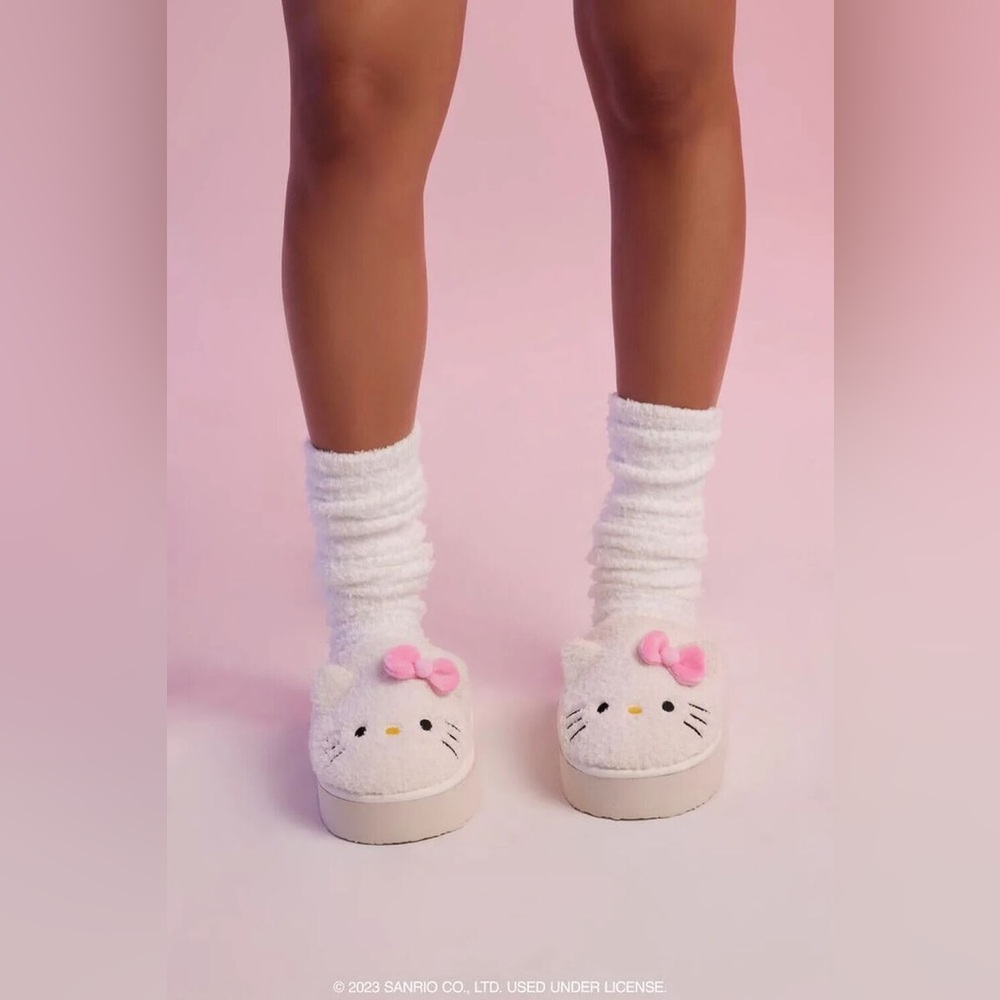 NWT Hello Kitty Plush House Platform Slipper Size Small